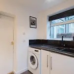 Modern 3 Bedroom House In Salford, Sleeps 6, 16 Minutes From Centre, Free Parking & Wi-fi, Weekly & Monthly Stays, Great Rates Available At Peachy Manchester