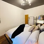 3br House Near Old Trafford With Games Sleeps 8 *