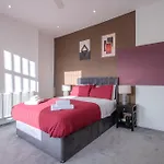 Modern & Spacious 4-bedroom Home, Family & Contractor Friendly,