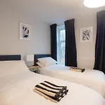 Modern 3 Bedroom House In Salford, Sleeps 6, 16 Minutes From Centre, Free Parking & Wi-fi, Weekly & Monthly Stays, Great Rates Available At Peachy Prázdninový dům