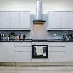 בית נופש Sleeps 13, Free Parking, Near Etihad & C0-0p Live, 4br *