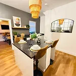 3br House Near Old Trafford With Games Sleeps 8