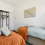 2 Bedroom 5 Beds House 10 Minutes Away From Centre And Hospitals On Street Parking ,great For Long Term Contractors And Hospital Workers بيت للعطل مانشستر