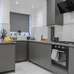 Modern & Spacious 4-bedroom Home, Family & Contractor Friendly, Prázdninový dům *