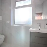 Modern & Spacious 4-bedroom Home, Family & Contractor Friendly, Hébergement de vacances