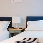 度假居 3 Bedroom House In Salford - Sleeps 6 Guests, Contractors, Groups, Families, Business, Leisure & Relocation Welcome, 15 Minutes From Centre, Fast Wi-fi, Smart Tv In Each Bedroom And Free Parking, Long & Short Welcome 曼彻斯特