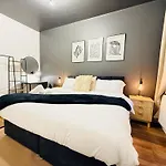 3br House Near Old Trafford With Games Sleeps 8 * Манчестер