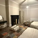 Large Luxury 4 Bedroom With Parking 別荘 *