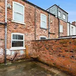 2 Bedroom 5 Beds House 10 Minutes Away From Centre And Hospitals On Street Parking ,great For Long Term Contractors And Hospital Workers * مانشستر