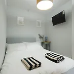 Modern 3 Bedroom House In Salford, Sleeps 6, 16 Minutes From Centre, Free Parking & Wi-fi, Weekly & Monthly Stays, Great Rates Available At Peachy Prázdninový dům