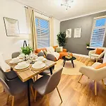 3br House Near Old Trafford With Games Sleeps 8 別荘 *