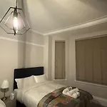 Large Luxury 4 Bedroom With Parking マンチェスター