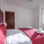 Hébergement de vacances Modern & Spacious 4-bedroom Home, Family & Contractor Friendly, Manchester