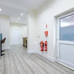Sleeps 13, Free Parking, Near Etihad & C0-0p Live, 4br בית נופש