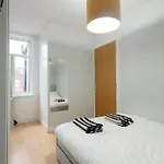 Modern 3 Bedroom House In Salford, Sleeps 6, 16 Minutes From Centre, Free Parking & Wi-fi, Weekly & Monthly Stays, Great Rates Available At Peachy Prázdninový dům