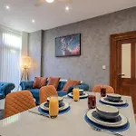 Modern & Spacious 4-bedroom Home, Family & Contractor Friendly, Prázdninový dům Manchester