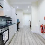 בית נופש Sleeps 13, Free Parking, Near Etihad & C0-0p Live, 4br *