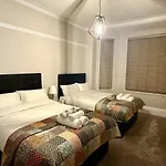 Large Luxury 4 Bedroom With Parking マンチェスター