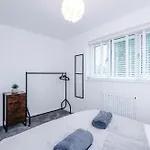 Stylish 2br House For 4 In With Parking *