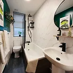 度假居 3br House Near Old Trafford With Games Sleeps 8 曼彻斯特