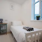 Modern 3 Bedroom House In Salford, Sleeps 6, 16 Minutes From Centre, Free Parking & Wi-fi, Weekly & Monthly Stays, Great Rates Available At Peachy Prázdninový dům Manchester
