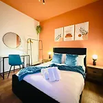 3br House Near Old Trafford With Games Sleeps 8