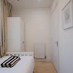 度假居 3 Bedroom House In Salford - Sleeps 6 Guests, Contractors, Groups, Families, Business, Leisure & Relocation Welcome, 15 Minutes From Centre, Fast Wi-fi, Smart Tv In Each Bedroom And Free Parking, Long & Short Welcome