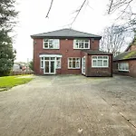 Detached House In Prestwich Sleeps 10 With Parking Манчестер