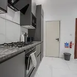 Modern & Spacious 4-bedroom Home, Family & Contractor Friendly, Hébergement de vacances