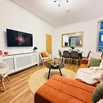 3br House Near Old Trafford With Games Sleeps 8 度假居