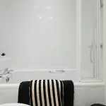 Modern 3 Bedroom House In Salford, Sleeps 6, 16 Minutes From Centre, Free Parking & Wi-fi, Weekly And Monthly Stays, Great Rates Available At Peachy