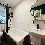 3br House Near Old Trafford With Games Sleeps 8 * マンチェスター
