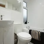 度假居 3 Bedroom House In Salford - Sleeps 6 Guests, Contractors, Groups, Families, Business, Leisure & Relocation Welcome, 15 Minutes From Centre, Fast Wi-fi, Smart Tv In Each Bedroom And Free Parking, Long & Short Welcome 曼彻斯特