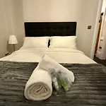 Large Luxury 4 Bedroom With Parking