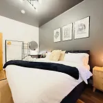 度假居 3br House Near Old Trafford With Games Sleeps 8 曼彻斯特