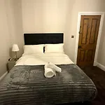 別荘 Large Luxury 4 Bedroom With Parking マンチェスター