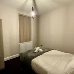 Large Luxury 4 Bedroom With Parking