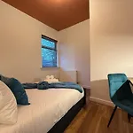 3br House Near Old Trafford With Games Sleeps 8 * Манчестер