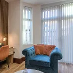 Modern & Spacious 4-bedroom Home, Family & Contractor Friendly, Prázdninový dům *