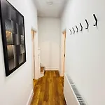 3br House Near Old Trafford With Games Sleeps 8 度假居 *