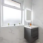 Prázdninový dům Modern & Spacious 4-bedroom Home, Family & Contractor Friendly,