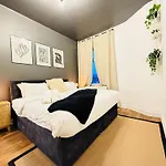 3br House Near Old Trafford With Games Sleeps 8