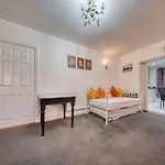 Modern 3br Sleeps 7 Parking Manchester
