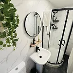 3br House Near Old Trafford With Games Sleeps 8 * Манчестер