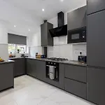 Hébergement de vacances Modern & Spacious 4-bedroom Home, Family & Contractor Friendly,