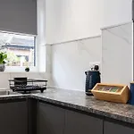 Modern & Spacious 4-bedroom Home, Family & Contractor Friendly, Hébergement de vacances