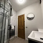 Large Luxury 4 Bedroom With Parking Manchester