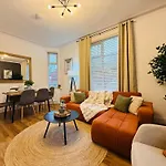 3br House Near Old Trafford With Games Sleeps 8 度假居