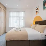 Hébergement de vacances Modern & Spacious 4-bedroom Home, Family & Contractor Friendly, Manchester
