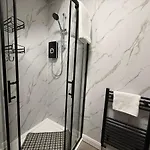 Large Luxury 4 Bedroom With Parking Manchester